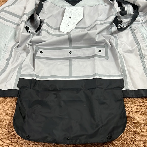 New CANADA GOOSE BLACK LABEL “want les essentials” Packable rain coat size S - Picture 9 of 16